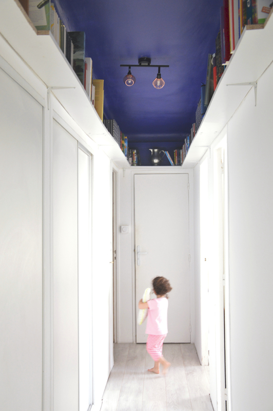 couloir-bibliothèque-bleu-Majorelle-2doigtsdidee