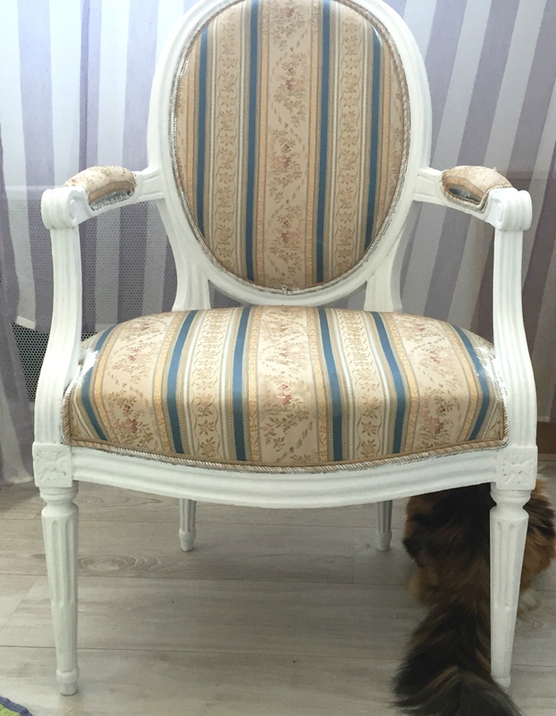 2-peinture-fauteuil-bois-2doigtsdidee