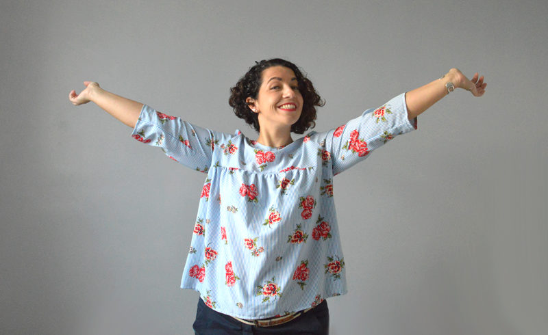 Une blouse Panama bleue rayée et à fleurs