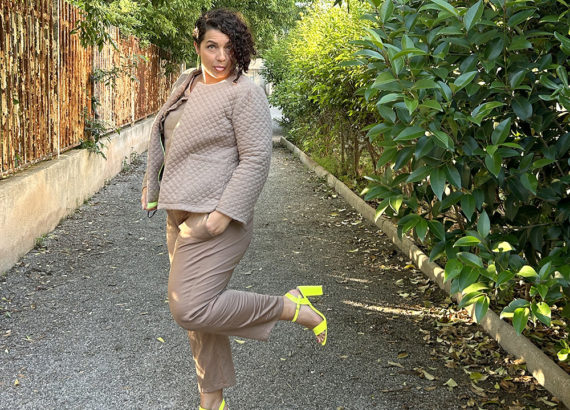 tenue beige et fluo cousue