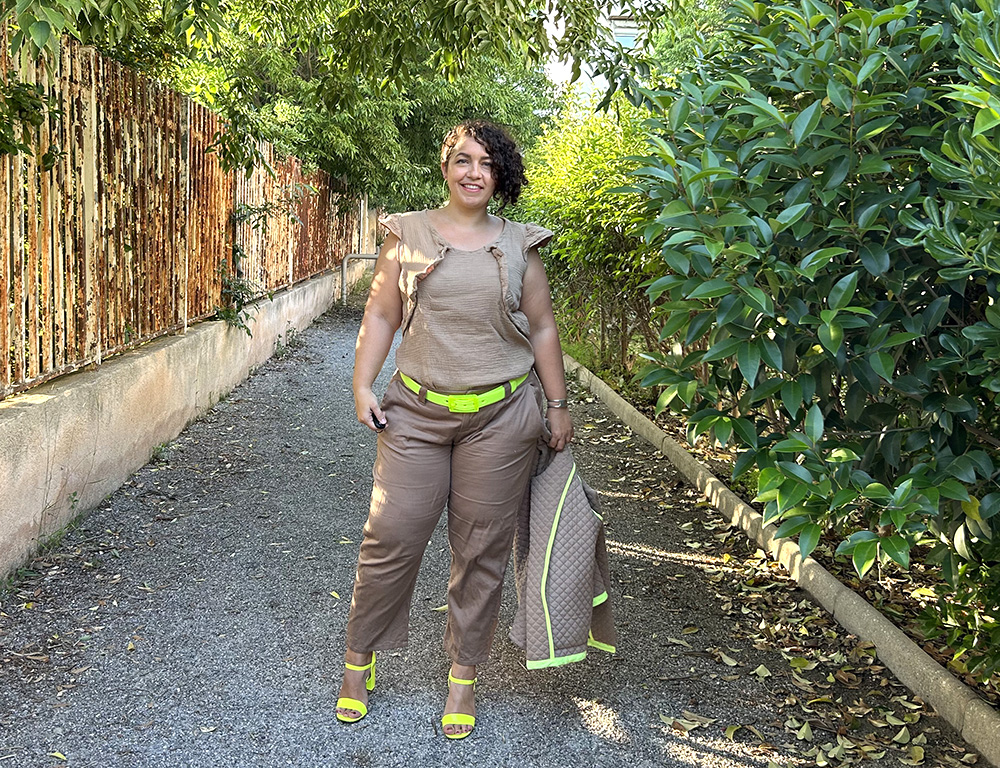 tenue beige et fluo