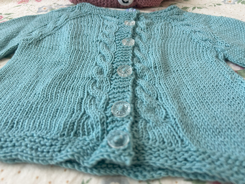 Détail torsade gilet bébé
